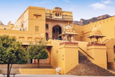 Amer Kalesi Jaipur Rajasthan ortaçağ taş kapısından ana saraya. Amber Fort, Rajasthan 'da UNESCO' nun dünya mirası..