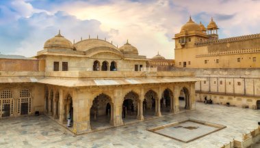 Amer Kalesi Jaipur Rajasthan kraliyet sarayı. Karmaşık sanat eserleriyle antik beyaz mermer mimari..