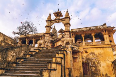Antik terk edilmiş Hindu tapınağı Jaipur 'da Rajasthan Hindistan' daki karmaşık taş sanat eserleriyle harabeler..