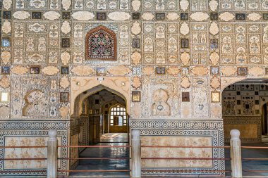 Amer Kalesi Jaipur Rajasthan ortaçağ cam odası Sheesh Mahal olarak bilinir ayna gözlükleri ve mozaiğin karmaşık antik sanat eserleriyle.