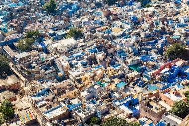 Mehrangarh Kalesi 'nin tepesinden Hindistan' ın mavi şehri Jodhpur, Rajasthan 'ın havadan görünüşü
