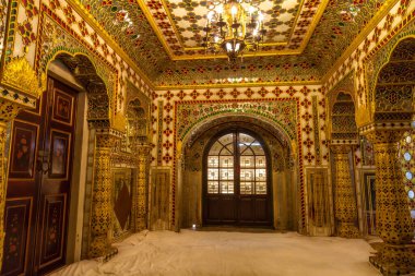 Tarihi Şehir Sarayı Jaipur ortaçağ kraliyet odası iç mimarisi Rajasthan Hindistan 'da altın ve değerli taşlardan yapılmış karmaşık sanat eserleri 