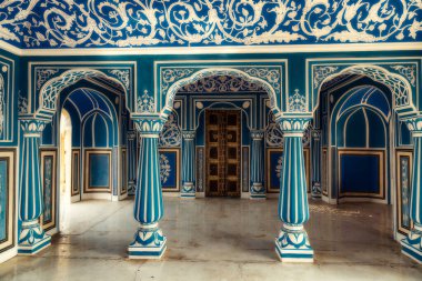 Jaipur, Rajasthan 'daki Şehir Sarayı' nda ortaçağ sanat eserleri ve dekoratif duvar resimleri ile Jaipur Sarayı 1727 yılında inşa edilmiştir.