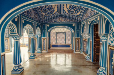 Jaipur Şehir Sarayı ortaçağ sanat eserleri ve dekoratif duvar resimleri ile Jaipur Sarayı. Hindistan Jaipur, Rajasthan 'daki Şehir Sarayı 1727 yılında inşa edildi.
