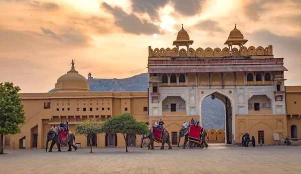 Jaipur Rajasthan Indien December 2017 Dekorerade Indiska Elefanter Med Turister — Stockfoto