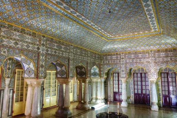 位于印度拉贾斯坦邦的中世纪王宫斋浦尔内走廊 装饰着玻璃墙艺术和镜子 — 图库照片