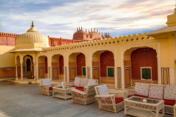 Royal City Palace Jaipur Rajasthan Otevřenou Terasou Posezením Pro Turisty — Stock fotografie