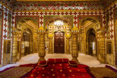 Tarihi Şehir Sarayı Jaipur ortaçağ kraliyet odası iç mimarisi Rajasthan Hindistan 'da altın ve değerli taşlardan yapılmış karmaşık sanat eserleri