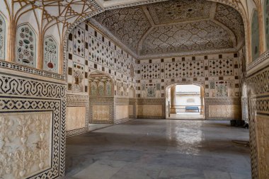 Amber Kalesi Jaipur cam odası Sheesh Mahal olarak bilinir. Hindistan 'da aynalı mozaik ve dışbükey camlar kullanılarak karmaşık ortaçağ sanat eserleri kullanılmıştır.