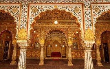 Junagarh Kalesi ortaçağ mimarisi 1478 'de, Bikaner Rajasthan Hindistan' daki Özel Seyirci Salonu ve Maharaja tahtı ile inşa edildi..