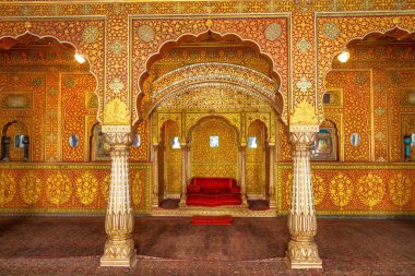 Junagarh Kalesi ortaçağ mimarisi 1478 yılında Anup Mahal 'deki Özel Seyirci Salonu ve Hindistan' daki Bikaner Rajasthan 'daki karmaşık altın oymalarıyla Maharaja tahtına kurulmuştur..