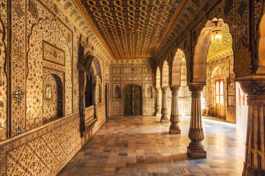 Junagarh Kalesi Anup Mahal 'deki Özel Seyirci Salonu manzarası. Karmaşık altın sanat eserleri ve sütunlu yapısıyla..