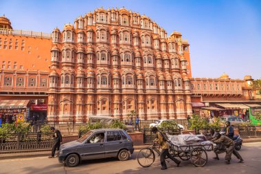 Jaipur, Rajasthan, Hindistan, 14 Aralık 2017: Hawa Mahal Sarayı önündeki Jaipur şehir yolu. Hawa Mahal 1799 yılında Maharaja Sawai Pratap Singh tarafından kırmızı ve pembe kumtaşından inşa edildi..