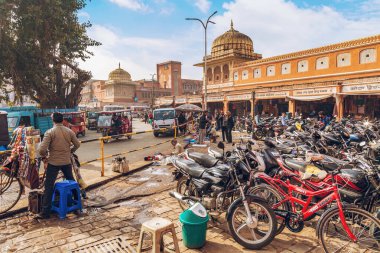 Jaipur, Rajasthan, 12 Aralık 2017: Pembe renkli binalar, şehir trafiği ve iki tekerlek durağı manzaralı Jaipur şehir pazarı. 