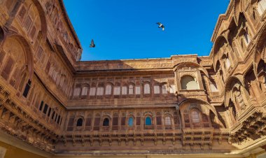 Mehrangarh Kalesi. Ortaçağ mimarisi. Mermer ve kumtaşından yapılmış. Jodhpur Rajasthan 'daki Mehrangarh Kalesi bir UNESCO Dünya Mirası sahası.