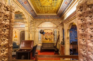 1805 yılında Jaisalmer, Rajasthan, Hindistan 'da inşa edilen antik mobilyalarla birlikte kraliyet saray odasının duvar resimleri ile birlikte Ortaçağ mirası Patwon ki Haveli' nin karmaşık sanat tasarımı