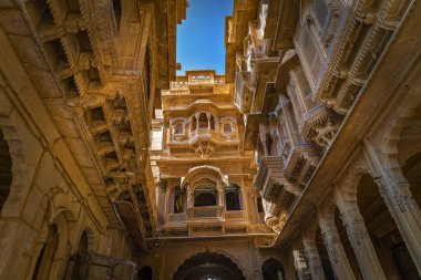 Hindistan 'ın başkenti Rajasthan' daki Jaisalmer 'de Patwon ki Haveli olarak bilinen sarı kireçtaşından yapılmış antik bir yapı popüler bir turizm beldesidir..