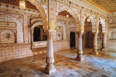 Junagarh Kalesi, Anup Mahal 'deki Özel Seyirci Salonu manzarası. 1594 yılında Hindistan' ın Rajasthan kentindeki Bikaner 'de inşa edilmiş karmaşık altın sanat eserleri ve sütunlu yapı.