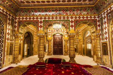 Jaipur tarihi sarayı kraliyet odası manzarası. Hindistan 'da altın ve değerli mücevherlerden yapılmış antik mimari eserler. 