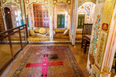Antik sanat eserleri ve duvar resimleri ile dolu ortaçağ kraliyet saray odası Patwon ki Haveli miras binası Jaisalmer, Rajasthan, Hindistan
