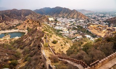 Jaipur şehri hava manzarası ve Amber Kalesi Jaigarh Kalesi, Jaipur Rajasthan, Hindistan