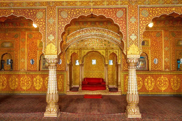 1478年に建てられたジュナガル砦中世建築は アヌップ マハルとマハラジャの民間ホールを眺めながら ビカナー ラジャスタン インディアで複雑な金の彫刻を施しています — ストック写真