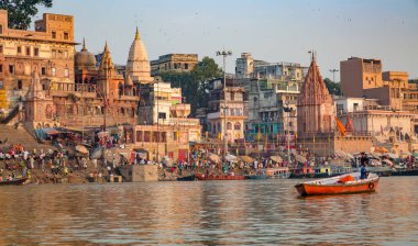 Varanasi, Hindistan, 12 Ekim 2017: Ganj nehir kıyısı boyunca eski mimari binaları ve tapınakları olan antik Varanasi şehrinin görüntüsü.