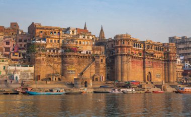 Varanasi, Hindistan, 13 Ekim 2017: Ganj nehri ghatı boyunca antik saraylar ve mimari yapılara sahip tarihi Varanasi şehri.