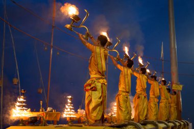 Varanasi, Hindistan, 13 Ekim 2017: Hindu rahipler Hindistan 'ın Varanasi kentindeki Ganj Nehri kıyısında güneş doğmadan önce kutsal Ganga aarti ayinlerini kutsal ateşle gerçekleştirdiler..