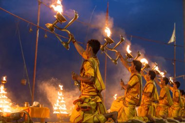 Varanasi, Hindistan, 14 Ekim 2017: Genç Hindu rahipler Hindistan 'ın Varanasi kentindeki Ganj nehri ghatında gün doğumundan önce Ganga aarti ayinlerini gerçekleştirdiler.