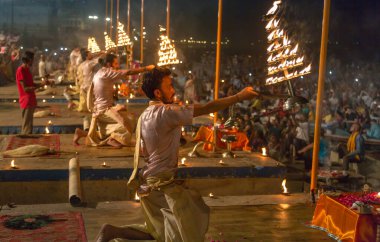 Varanasi, Hindistan, 13 Ekim 2017: Varanasi Hindistan 'daki Ganj nehri kıyısında genç rahipler ve dindarlar arasında gerçekleştirilen kutsal Ganga aarti töreni. 