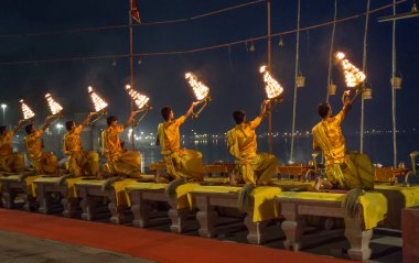Varanasi, Hindistan, 13 Ekim 2017: Hindu rahipler Hindistan 'ın Varanasi kentindeki Ganj Nehri kıyısında güneş doğmadan önce kutsal Ganga aarti ayinlerini kutsal ateşle gerçekleştirdiler..