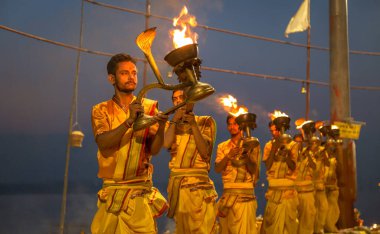 Varanasi, Hindistan, 13 Ekim 2017: Rahipler Hindistan 'ın Varanasi kentindeki Ganj Nehri kıyısında şafak vakti Ganga aarti ayinlerini gerçekleştirdiler..