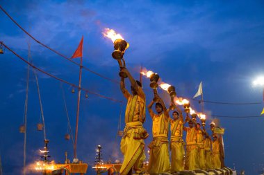 Varanasi, Hindistan, 13 Ekim 2017: Rahipler, Hindistan 'ın Varanasi kentindeki Ganj Nehri kıyısında şafak vakti ateşle Ganga aarti ayinlerini gerçekleştirdiler..