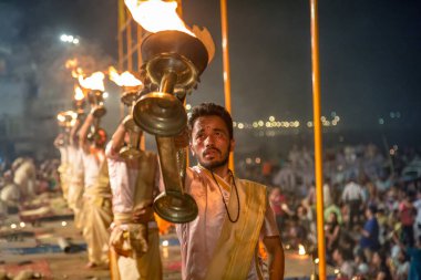 Varanasi, Hindistan, 13 Ekim 2017: Dashashwamedh Ghat Varanasi, Hindistan 'da genç rahipler tarafından Ganga aarti ayinleri düzenlendi.
