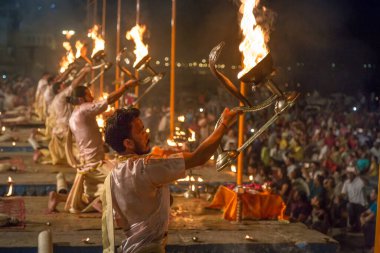 Varanasi, Hindistan, 13 Ekim 2017: Dashashwamedh Ganj nehri Ghat Varanasi, Hindistan 'da rahipler tarafından gerçekleştirilen ünlü Ganga aarti töreni.