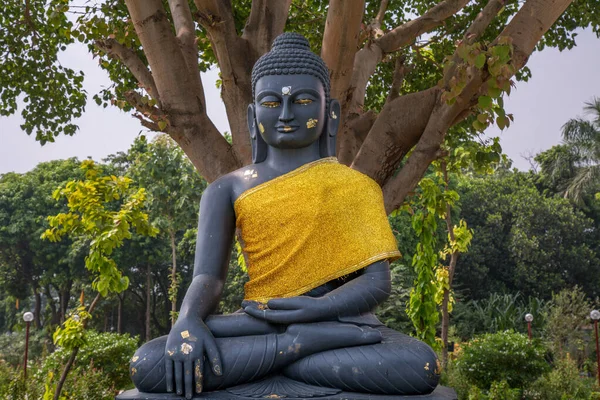 インド バラナシ州サルナートにある仏教僧院で 黒御影石で作られた瞑想のガウタム仏像 — ストック写真