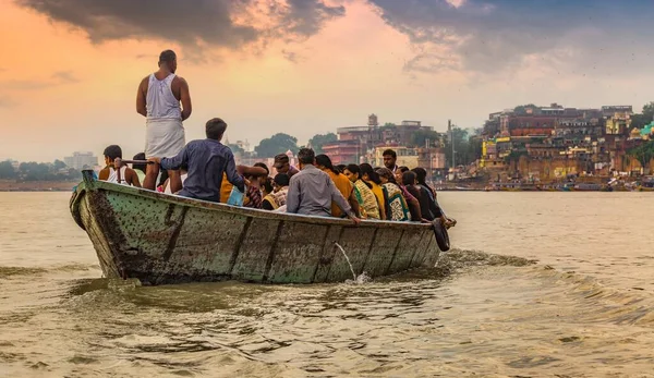 Varanasi Índia Outubro 2017 Turistas Indianos Desfrutam Passeio Barco Rio — Fotografia de Stock