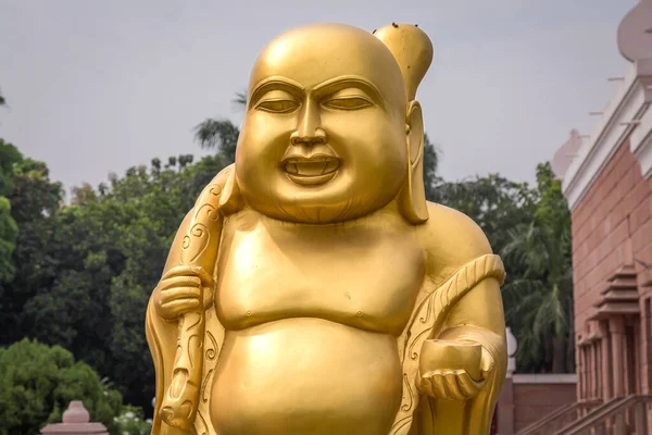 金色の笑い仏彫刻が近くのビューでワットタイ仏教の修道院でSarnath Varanasi — ストック写真