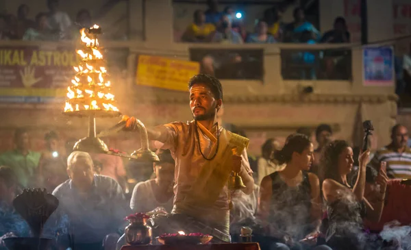 Varanasi Indie Października 2017 Rytuał Ganga Aarti Wykonaniu Młodego Kapłana — Zdjęcie stockowe