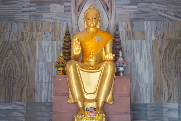 Escultura Dourada Buda Sentado Mosteiro Tailandês Wat Sarnath Varanasi Índia — Fotografia de Stock