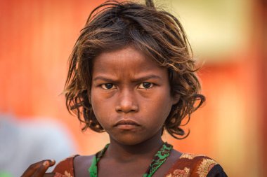 Varanasi, Hindistan, 12 Ekim 2017: Varanasi Hindistan 'daki Ganj nehri kıyısındaki bir kızın portresi.