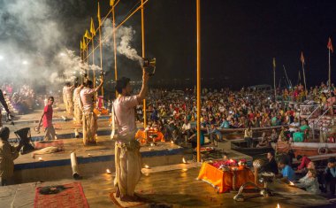 Varanasi, Hindistan, 13 Ekim 2017: Ganga aarti seremonileri genç rahipler tarafından Hindistan 'ın Varanasi kentindeki Ganj Nehri kıyısında gerçekleştirildi..