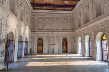 Varanasi Hindistan 'daki Maan Mandir Ghat yakınlarındaki eski bir binada iç mimari eserleri olan kraliyet oturma odası..