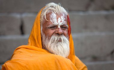 Varanasi, Hindistan, 12 Ekim 2017: Hindistan, Varanasi 'deki Ganj Nehri' nin kıyısındaki merdivenlerde meditasyon yapan Sadhu adam. Görüntüyü kapat.