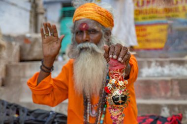 Varanasi, Hindistan, 13 Ekim 2017: Hindu sadhu 'nun portresi, Varanasi Hindistan' daki Ganj Nehri ghatında seçici odak noktası olan kutsal adam