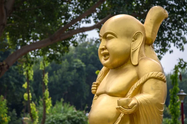 金色の笑い仏彫刻 ワット タイ仏教修道院でSarnath Varanasi — ストック写真