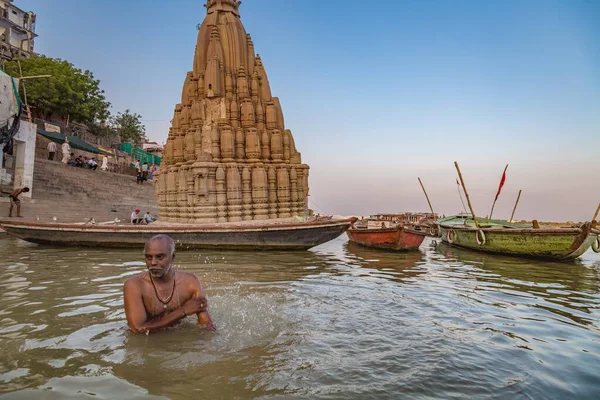 Varanasi Índia Outubro 2017 Velho Homem Tomando Banho Água Das — Fotografia de Stock