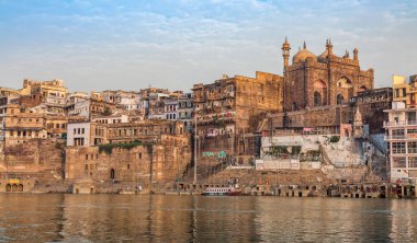 Varanasi, Hindistan, 12 Ekim 2017: Eski mimari binaları ve Ganj nehir kıyısına sahip antik Varanasi şehri.