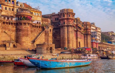 Ganj nehri kıyısı boyunca antik mimari ve turist tekneleri bulunan tarihi Varanasi şehri. Varanasi, Hindistan 'ın popüler bir turizm beldesidir..